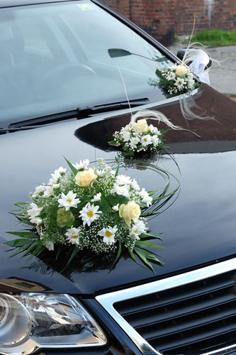 Blumenschmuck Hochzeitsauto